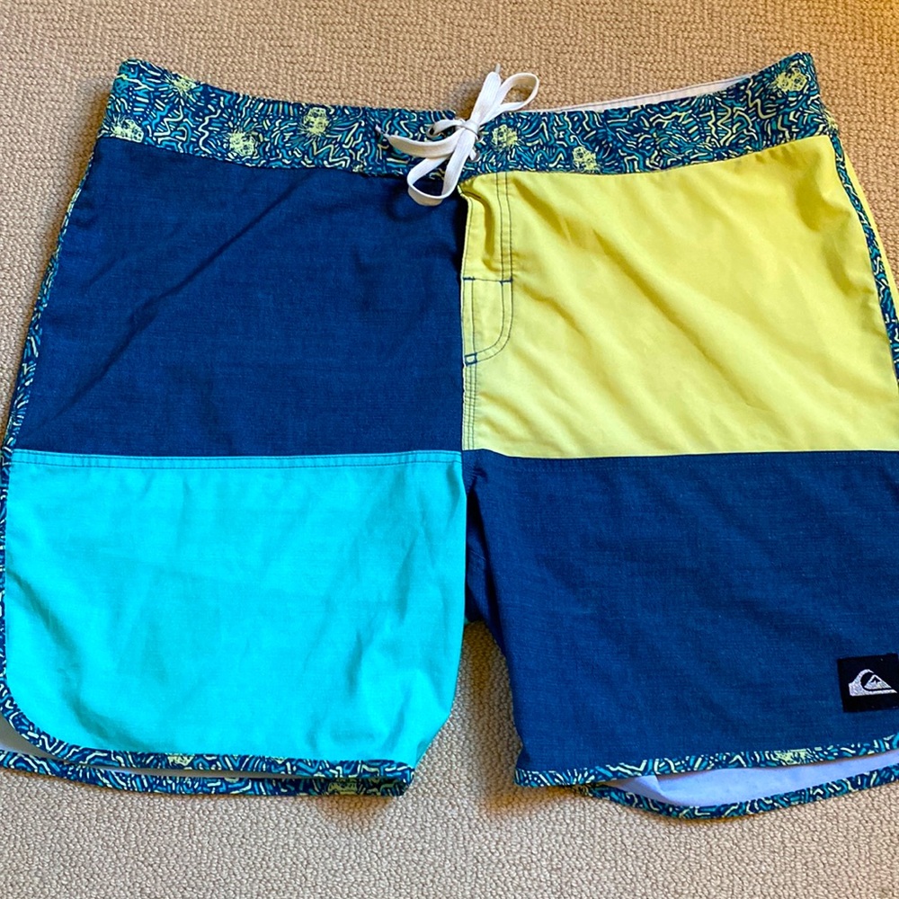 Quicksilver color block navy yellow teal performance surf trunks Sz XL